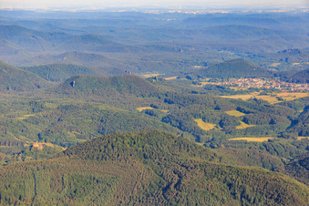 Vue aérienne de Château de Berwartstein derrière le Schniddelfels à Erlenbach bei Dahn dans le département Rhénanie-Palatinat, Allemagne