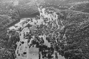 Vue aérienne de Vue du village dans la forêt du Palatinat depuis l'ouest à Böllenborn dans le département Rhénanie-Palatinat, Allemagne