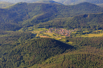 Vue aérienne de Vue du village dans la forêt du Palatinat depuis le nord à Birkenhördt dans le département Rhénanie-Palatinat, Allemagne