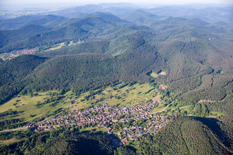 Vue aérienne de Vue des rues et des maisons dans les quartiers résidentiels à Birkenhördt dans le département Rhénanie-Palatinat, Allemagne