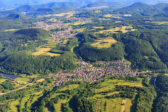 Vue aérienne de Vue du village de Klingbach dans la forêt du Palatinat depuis le sud à Silz dans le département Rhénanie-Palatinat, Allemagne