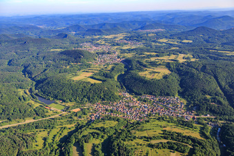 Vue aérienne de Vue du village de Klingbach dans la forêt du Palatinat depuis le sud à Silz dans le département Rhénanie-Palatinat, Allemagne