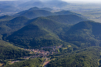 Vue aérienne de Waldhambach dans le département Rhénanie-Palatinat, Allemagne
