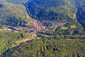 Vue aérienne de Vue du village dans le Kaiserbachtal dans la forêt du Palatinat depuis le sud à Waldhambach dans le département Rhénanie-Palatinat, Allemagne
