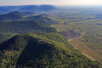Vue aérienne de Ruines du château de Madenburg au bord du Haardt à Eschbach dans le département Rhénanie-Palatinat, Allemagne