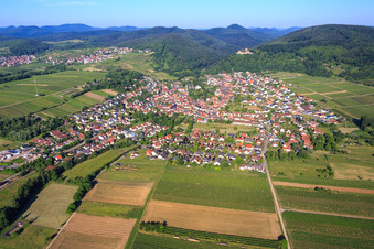 Vue aérienne de Ruines du château de Landeck au bord du Haardt depuis l'est à Klingenmünster dans le département Rhénanie-Palatinat, Allemagne
