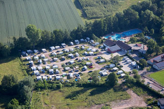Vue oblique de Camping dans le Klingbachtal à le quartier Klingen in Heuchelheim-Klingen dans le département Rhénanie-Palatinat, Allemagne