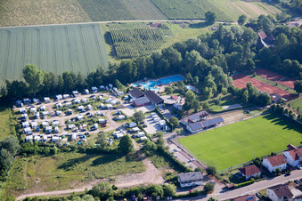 Camping dans le Klingbachtal à le quartier Klingen in Heuchelheim-Klingen dans le département Rhénanie-Palatinat, Allemagne d'en haut