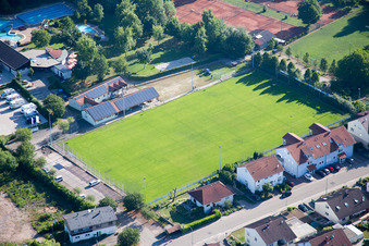 Vue aérienne de Terrains de sport à le quartier Ingenheim in Billigheim-Ingenheim dans le département Rhénanie-Palatinat, Allemagne
