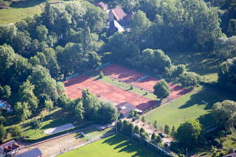 Vue aérienne de Terrains de sport à le quartier Ingenheim in Billigheim-Ingenheim dans le département Rhénanie-Palatinat, Allemagne