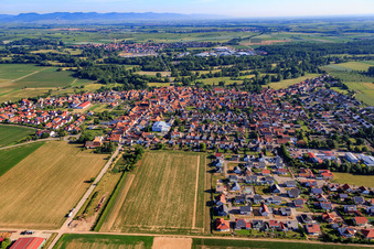 Vue aérienne de Vue de la ville depuis le sud à Steinweiler dans le département Rhénanie-Palatinat, Allemagne