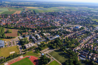 Vue aérienne de Centre scolaire avec salle de handball du club de gymnastique et de sport Realschule plus Kandel et école polyvalente intégrée Kandel à Kandel dans le département Rhénanie-Palatinat, Allemagne