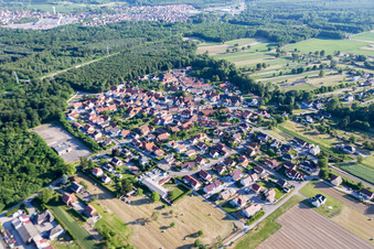 Vue aérienne de Vue sur le village à Schaffhouse-près-Seltz dans le département Bas Rhin, France