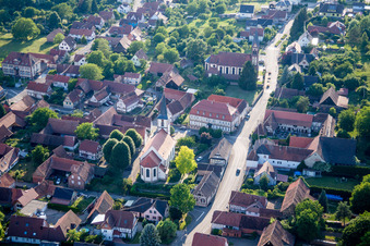Vue aérienne de Bâtiment d'église au centre du village à Kutzenhausen dans le département Bas Rhin, France