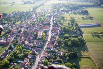 Vue aérienne de Kutzenhausen dans le département Bas Rhin, France