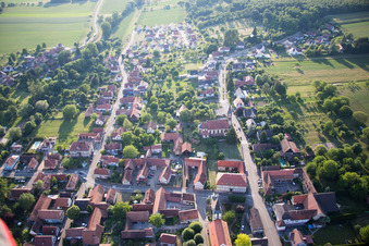 Vue aérienne de Kutzenhausen dans le département Bas Rhin, France