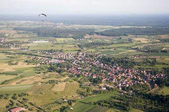 Vue aérienne de Mitschdorf dans le département Bas Rhin, France