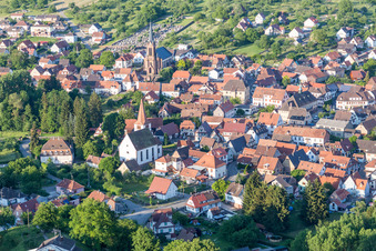 Vue aérienne de Vue sur le village à Lembach dans le département Bas Rhin, France
