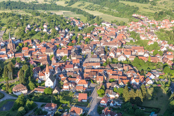 Vue aérienne de Vue sur le village à Lembach dans le département Bas Rhin, France