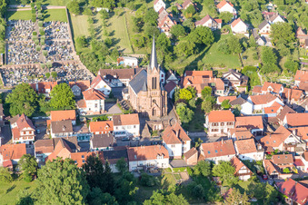 Vue aérienne de Conseil Fabrique de l'Eglise Catholique à Lembach dans le département Bas Rhin, France