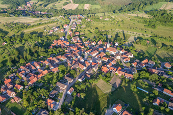 Vue aérienne de Champs agricoles et terres agricoles à Wingen dans le département Bas Rhin, France