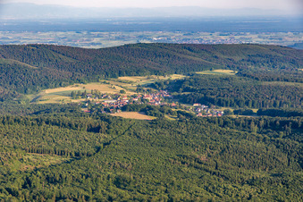 Vue aérienne de Du nord-ouest à Climbach dans le département Bas Rhin, France