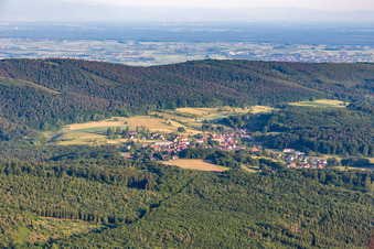 Vue aérienne de Du nord-ouest à Climbach dans le département Bas Rhin, France