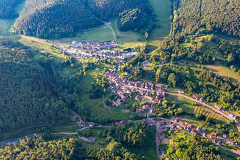 Vue aérienne de Vue des rues et des maisons dans les quartiers résidentiels à Bobenthal dans le département Rhénanie-Palatinat, Allemagne