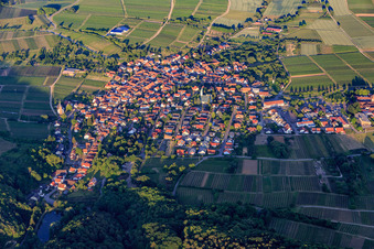 Vue aérienne de Ville viticole en bordure du Haardt vu de l'ouest à le quartier Rechtenbach in Schweigen-Rechtenbach dans le département Rhénanie-Palatinat, Allemagne