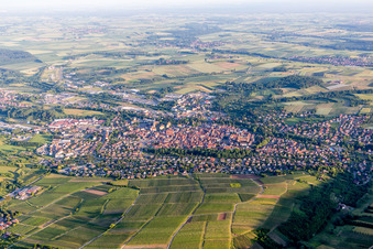 Vue aérienne de Vue du village derrière les vignobles de Sonnenberg, les rues et les maisons des quartiers résidentiels à Wissembourg dans le département Bas Rhin, France