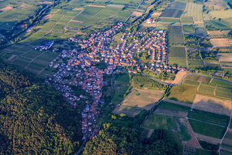 Vue aérienne de Ville viticole en bordure du Haardt vu de l'ouest à Oberotterbach dans le département Rhénanie-Palatinat, Allemagne