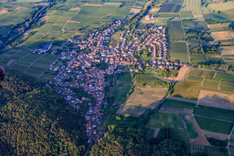 Vue aérienne de Ville viticole en bordure du Haardt vu de l'ouest à Oberotterbach dans le département Rhénanie-Palatinat, Allemagne