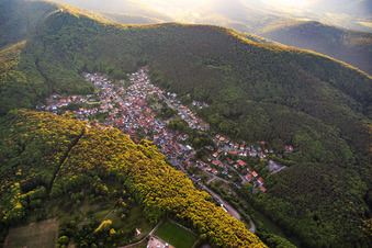 Vue aérienne de Vue du village caché dans la forêt du Palatinat depuis le sud-est à Dörrenbach dans le département Rhénanie-Palatinat, Allemagne