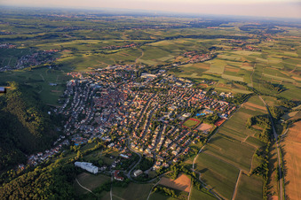 Vue aérienne de Vue de la ville depuis le sud-ouest à Bad Bergzabern dans le département Rhénanie-Palatinat, Allemagne
