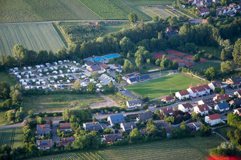 Camping dans le Klingbachtal à le quartier Klingen in Heuchelheim-Klingen dans le département Rhénanie-Palatinat, Allemagne hors des airs