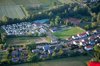 Camping dans le Klingbachtal à le quartier Klingen in Heuchelheim-Klingen dans le département Rhénanie-Palatinat, Allemagne vue d'en haut