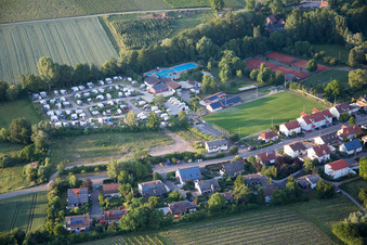 Camping dans le Klingbachtal à le quartier Klingen in Heuchelheim-Klingen dans le département Rhénanie-Palatinat, Allemagne depuis l'avion