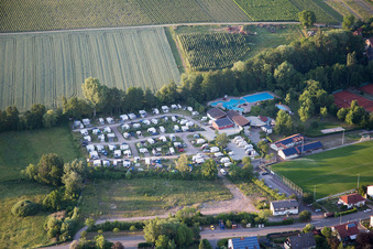 Vue oblique de Emplacement de camping pour caravanes et tentes et emplacement pour tentes à la piscine extérieure dans le quartier d'Ingenheim à Billigheim-Ingenheim à le quartier Klingen in Heuchelheim-Klingen dans le département Rhénanie-Palatinat, Allemagne