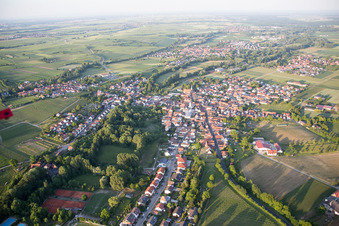 Vue aérienne de Quartier Ingenheim in Billigheim-Ingenheim dans le département Rhénanie-Palatinat, Allemagne