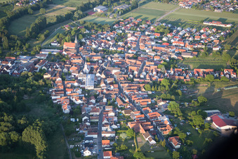Vue aérienne de Vue des rues et des maisons dans les quartiers résidentiels à le quartier Billigheim in Billigheim-Ingenheim dans le département Rhénanie-Palatinat, Allemagne