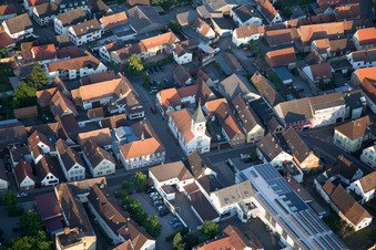 Vue aérienne de Vue des rues et des maisons dans les quartiers résidentiels à le quartier Ingenheim in Billigheim-Ingenheim dans le département Rhénanie-Palatinat, Allemagne