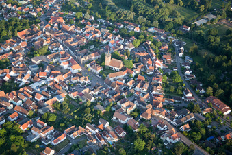 Vue aérienne de Vue des rues et des maisons dans les quartiers résidentiels à le quartier Billigheim in Billigheim-Ingenheim dans le département Rhénanie-Palatinat, Allemagne