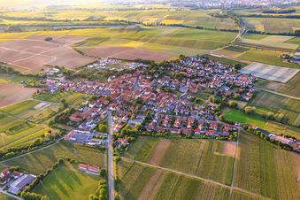 Vue aérienne de Vue du village depuis le sud à Impflingen dans le département Rhénanie-Palatinat, Allemagne