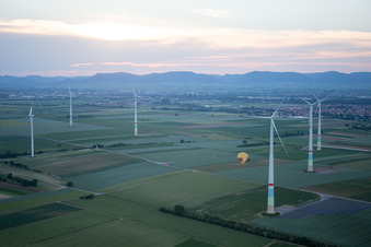 Vue aérienne de Montgolfière entre les éoliennes à Offenbach an der Queich dans le département Rhénanie-Palatinat, Allemagne