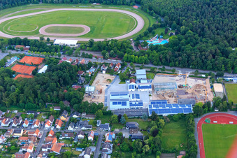 Vue aérienne de Quartier Lanzet du nord avec Hagebau Kompakt - Gillet Baustoffe GmbH à Herxheim bei Landau dans le département Rhénanie-Palatinat, Allemagne