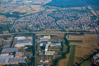 Vue aérienne de De l'est à le quartier Karlsdorf in Karlsdorf-Neuthard dans le département Bade-Wurtemberg, Allemagne