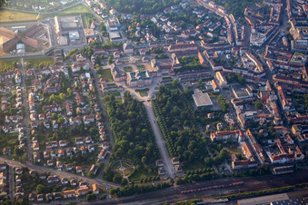 Vue aérienne de Jardin du château en été à Bruchsal dans le département Bade-Wurtemberg, Allemagne