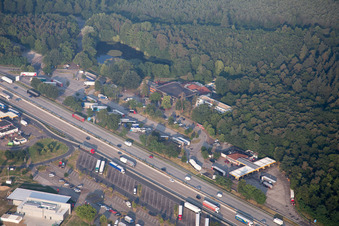Vue aérienne de Aire de service d'autoroute sur le tracé et les directions de la circulation de la BAB A5 à Forst dans le département Bade-Wurtemberg, Allemagne