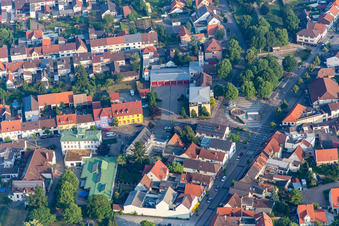 Vue aérienne de Place du marché et caserne des pompiers à le quartier Wiesental in Waghäusel dans le département Bade-Wurtemberg, Allemagne