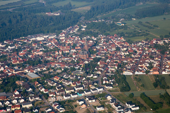 Vue aérienne de Du nord-est à le quartier Rheinsheim in Philippsburg dans le département Bade-Wurtemberg, Allemagne